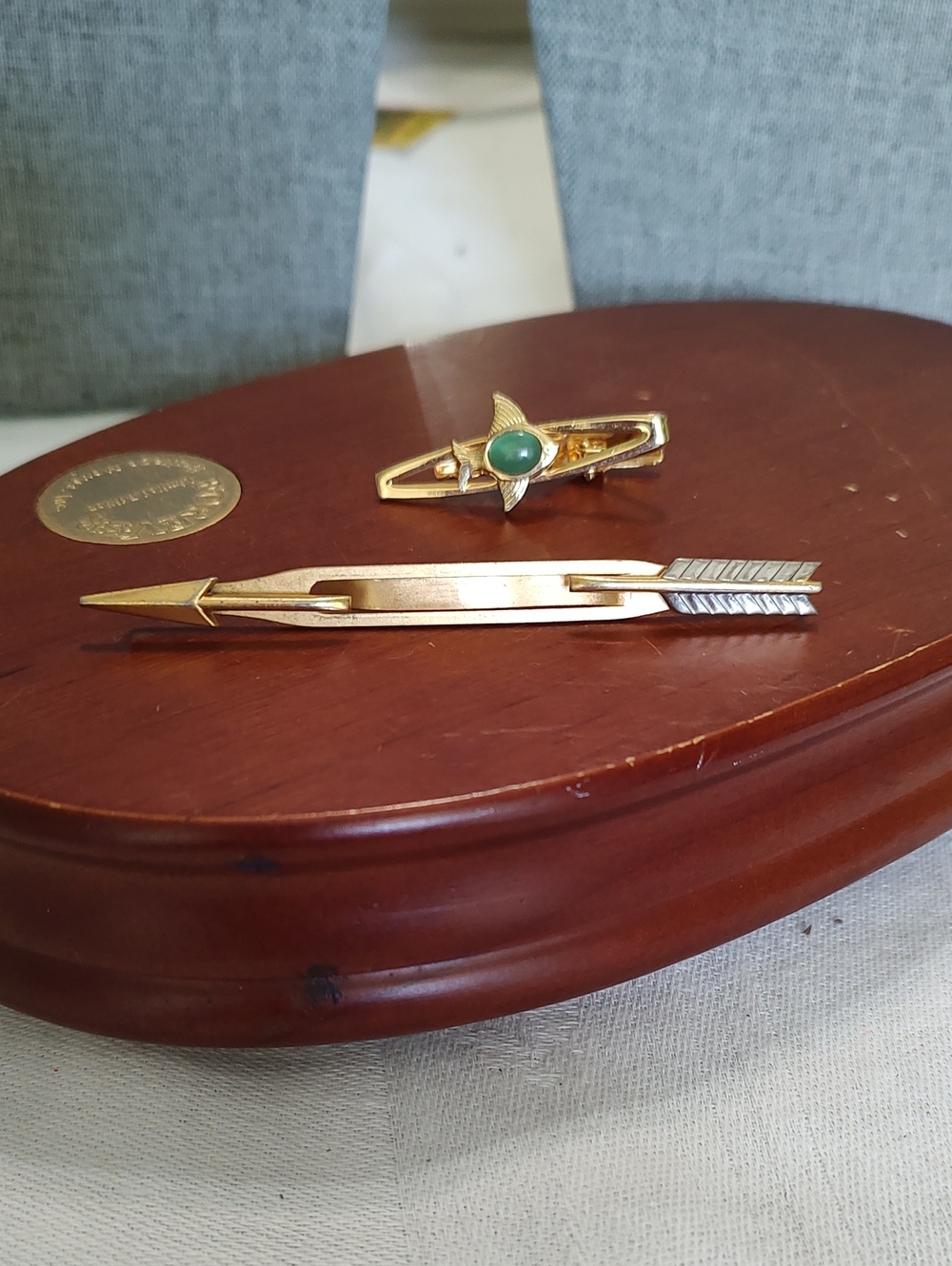 SWANK Gold-Tone Arrow Tie Bar and Star Accent Tie Clip with Green Stone